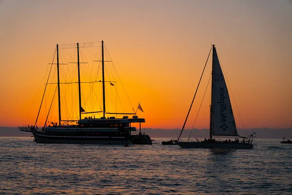 Batumi Georgien Juni 2021 Großes Segelboot Bei Sonnenuntergang — Stockfoto