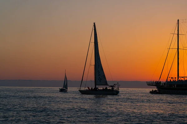 Batumi Georgien Juni 2021 Segelboot Bei Sonnenuntergang — Stockfoto