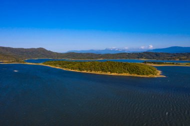 Nehir yeşil ormanlarla çevrili