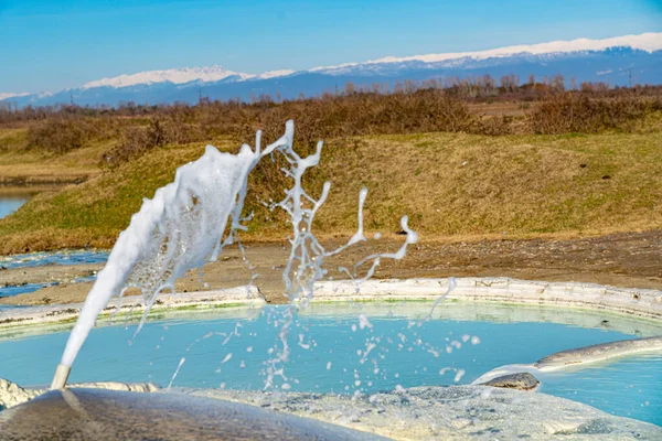 Fontana Sgorga Dal Terreno Una Sorgente Zolfo — Foto Stock