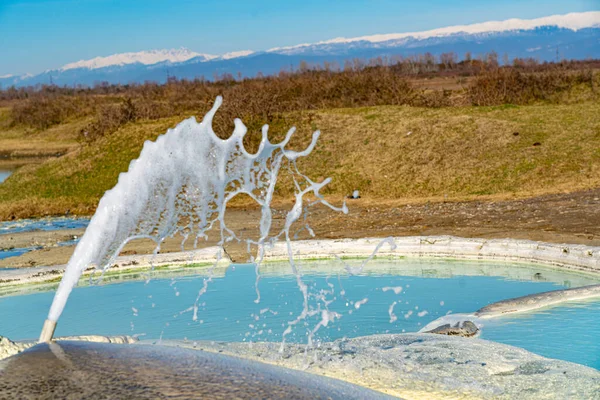 喷泉从地下喷出 喷出硫磺泉 — 图库照片