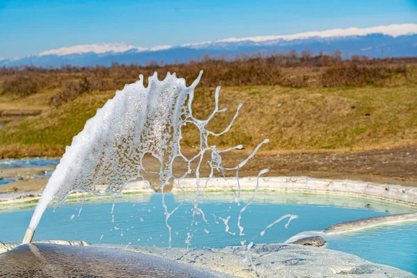 Fontana Sgorga Dal Terreno Una Sorgente Zolfo — Foto Stock