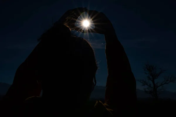 女の子作る形で太陽の下で彼女の手 — ストック写真
