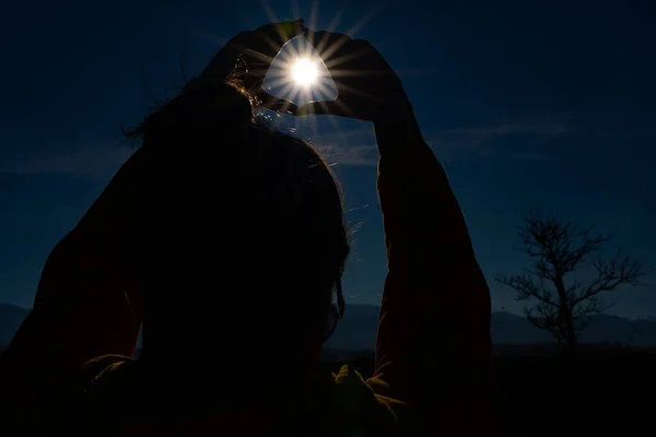 Girl Makes Shapes Sun Her Hands — Stock Photo, Image