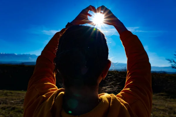 Girl Makes Shapes Sun Her Hands — Stock Photo, Image