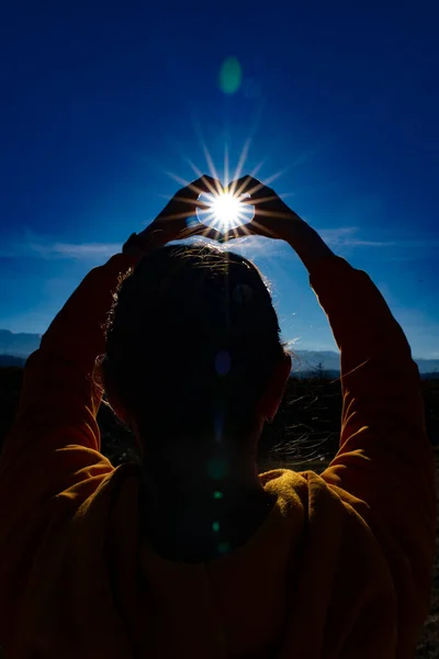 Chica Hace Formas Sol Con Sus Manos — Foto de Stock