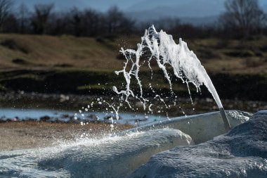 Yerin altından bir kükürt pınarının üzerine dökülen pınar.