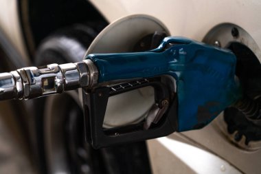 Benzin tabancası benzin deposuna yerleştiriliyor.