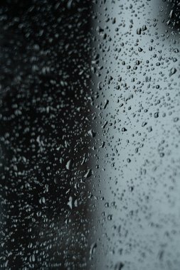 Sisli camlarda güzel yağmur damlaları