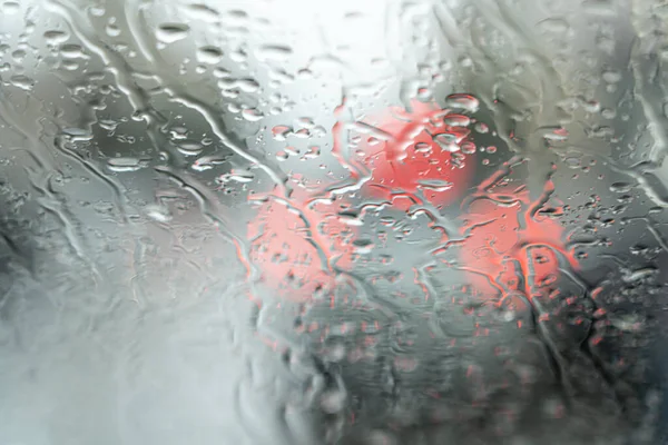 雨の中でガラス越しの車のライト — ストック写真