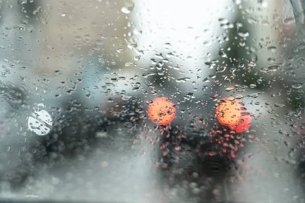 雨の中でガラス越しの車のライト — ストック写真