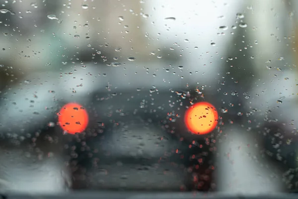 Luzes Carro Através Vidro Gotas Chuva — Fotografia de Stock