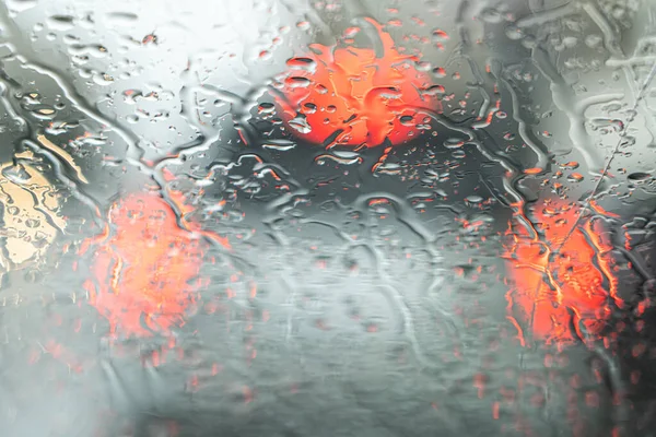 雨の中でガラス越しの車のライト — ストック写真
