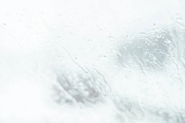 雨滴で窓の車のシルエットをぼかす — ストック写真