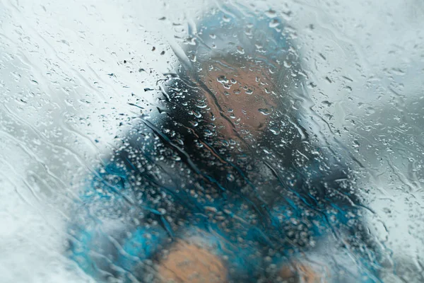 雨滴で窓に男のシルエットをぼかす — ストック写真