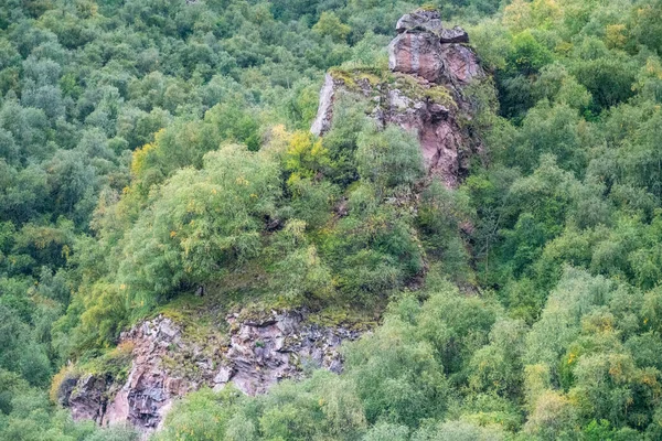 Dağların Gökyüzünün Arka Planında Kaynayan Bir Nehir — Stok fotoğraf