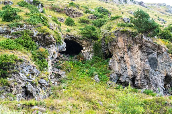 緑の中の山の中の洞窟 — ストック写真