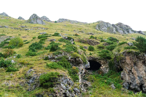 Una Cueva Las Montañas Entre Vegetación — Foto de Stock