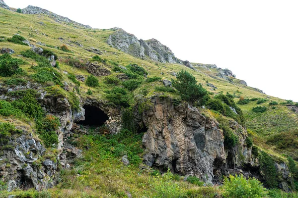 Una Cueva Las Montañas Entre Vegetación — Foto de Stock