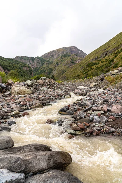 Río Montaña Fangoso Fluye Entre Las Piedras — Foto de Stock