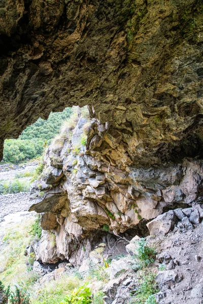 緑の岩の中の洞窟 — ストック写真
