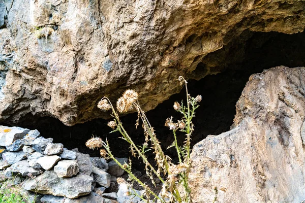 灰色の石 石の洞窟 — ストック写真