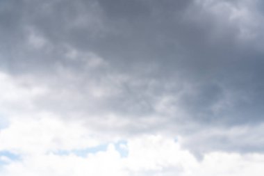 Mavi gökyüzüne karşı beyaz bulutlar