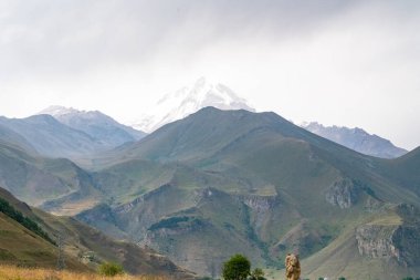 Mavi gökyüzüne karşı dağ