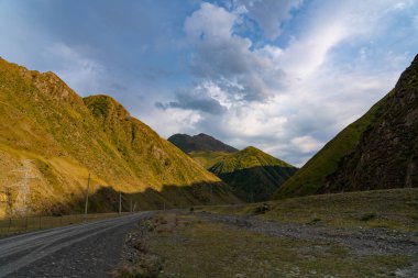 Mavi gökyüzüne karşı dağ