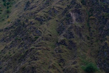 Dağlar karla kaplı kara bulutlu gökyüzü yağmurlu bir günde