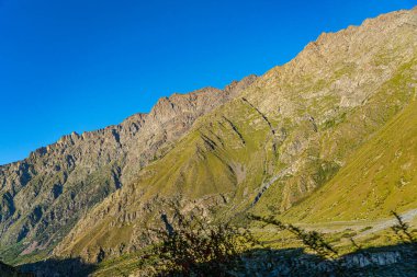 Mavi gökyüzüne karşı Kazbegi Dağı