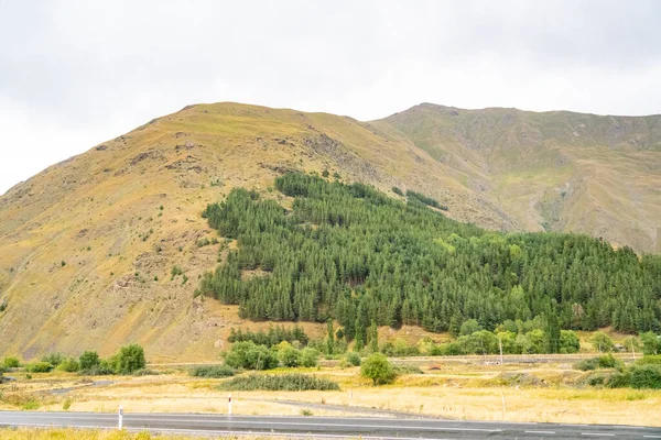 Brunt Berg Mot Den Blå Himlen — Stockfoto