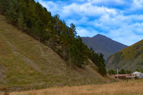 Montanhas Contra Céu Azul — Fotografia de Stock