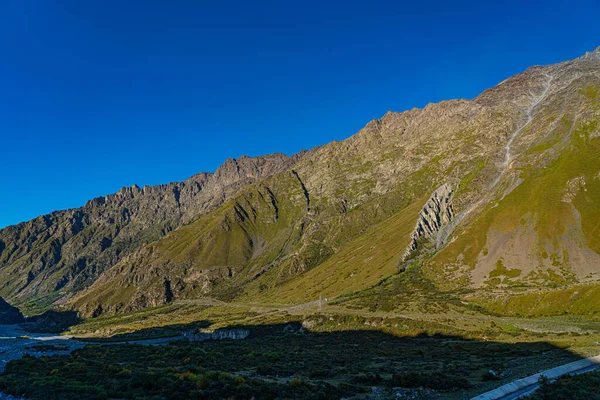 Berg Kazbegi Tegen Blauwe Lucht — Stockfoto