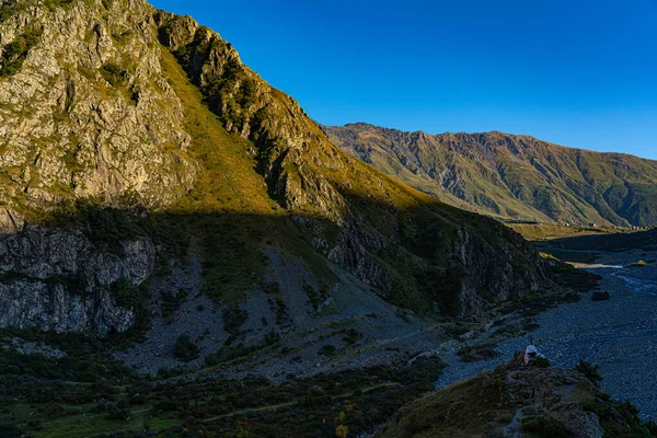 Montanhas Com Grama Verde Contra Céu Azul — Fotografia de Stock