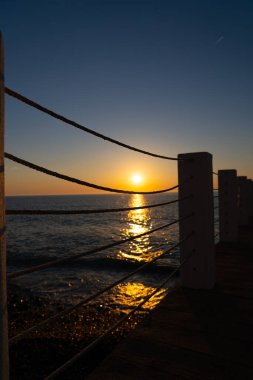 Karadeniz 'de gün batımı, rıhtımdan manzara