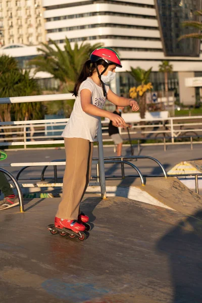 바투미 조지아 2021 Masked Girl Roller Skating — 스톡 사진