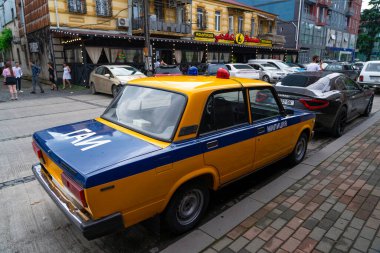 Batumi, Gürcistan - 17 Haziran 2021: Eski Sovyet otomobil devlet denetimi