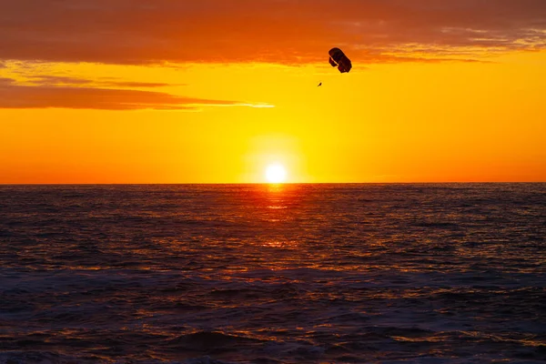 Paracaidista Contra Fondo Puesta Sol Del Mar — Foto de Stock