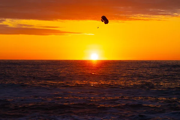 Paracaidista Contra Fondo Puesta Sol Del Mar — Foto de Stock