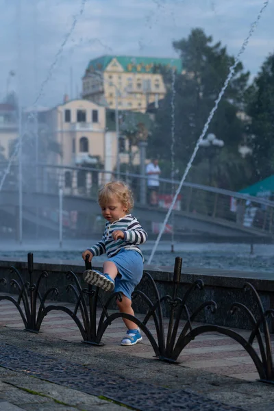 Batumi Georgië Juni 2021 Een Jongen Het Park Tegen Achtergrond — Stockfoto