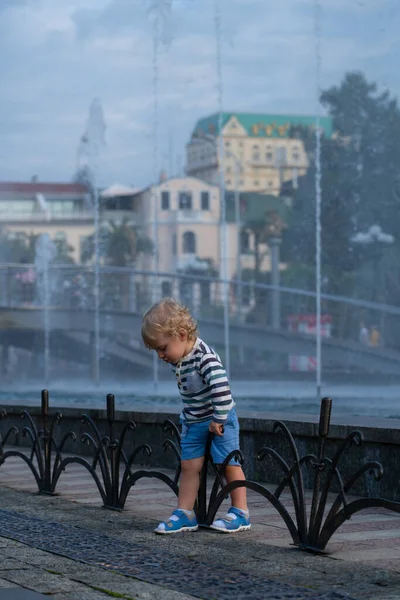 Batumi Georgia Június 2021 Egy Fiú Parkban Háttérben Éneklő Szökőkutak — Stock Fotó