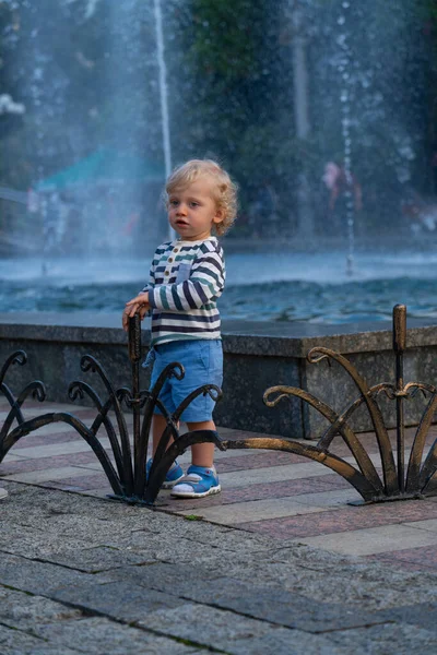 Batumi Georgië Juni 2021 Een Jongen Het Park Tegen Achtergrond — Stockfoto