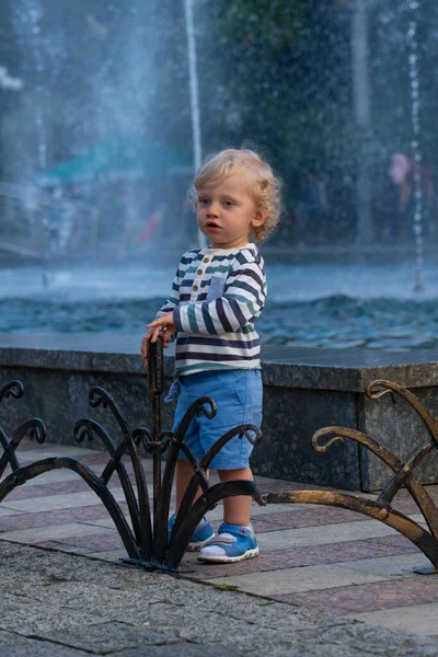 Batumi Georgia Június 2021 Egy Fiú Parkban Háttérben Éneklő Szökőkutak — Stock Fotó