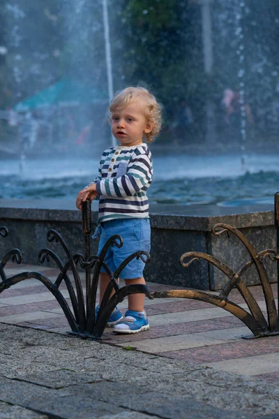 Batumi Georgië Juni 2021 Een Jongen Het Park Tegen Achtergrond — Stockfoto