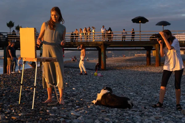 Batumi Georgia Giugno 2021 Una Ragazza Dipinge Quadro Sullo Sfondo — Foto Stock