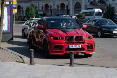 Batumi, Georgia - 30 Haziran 2021: BMW X6 bir otobüs durağına park etti