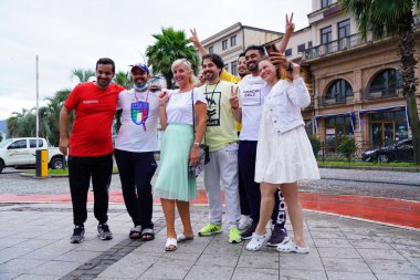 Batumi, Gürcistan - 30 Haziran 2021: Bulvardaki Turistler