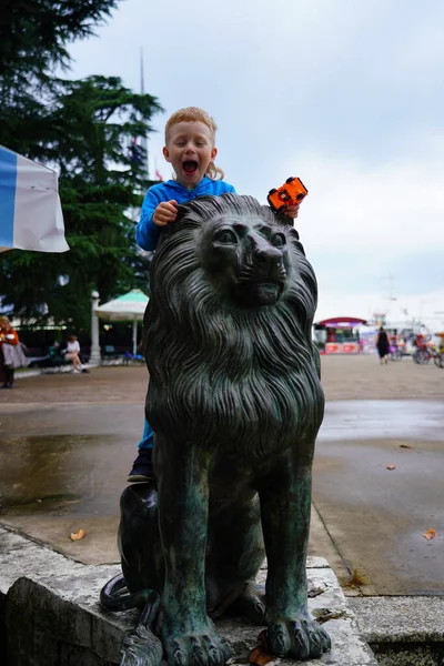 2021年6月30日 佐治亚州巴统 狮子雕塑男孩 — 图库照片