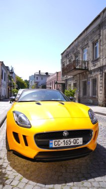 Batumi, Gürcistan - 30 Haziran 2021: park edilmiş sarı jaguar